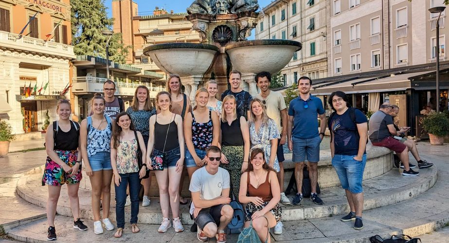 Groepsfoto bij fontein